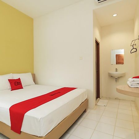 เรดดอร์ซ พลัส แอท สลาเมต ริยาดี Hotel Surakarta  ภายนอก รูปภาพ