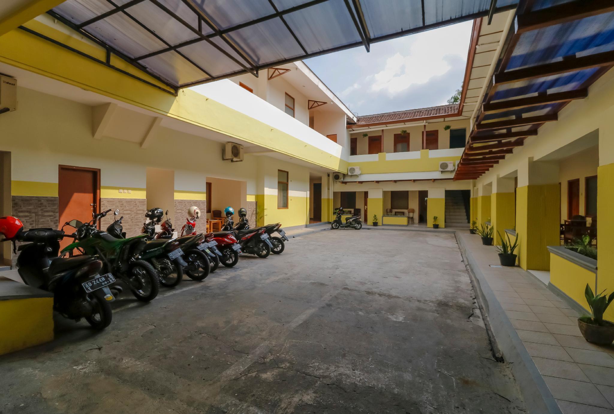 เรดดอร์ซ พลัส แอท สลาเมต ริยาดี Hotel Surakarta  ภายนอก รูปภาพ