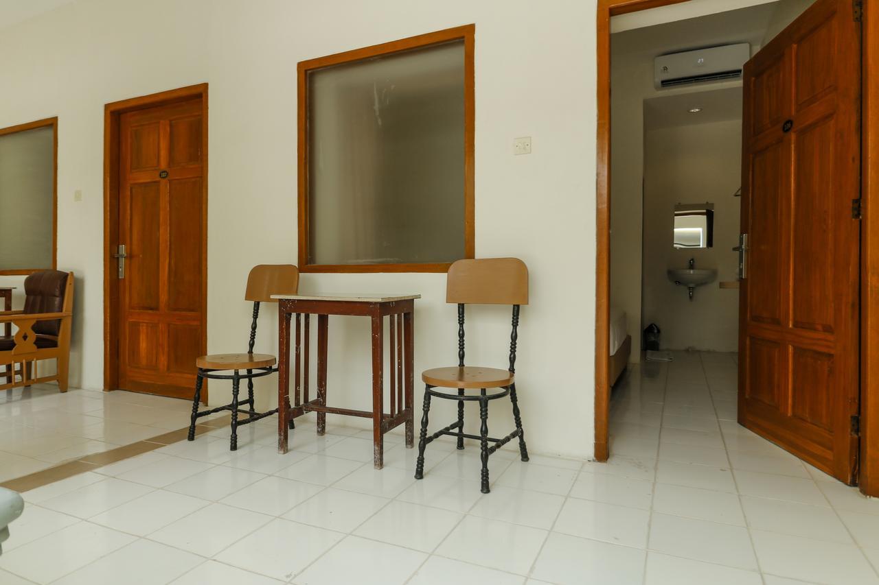 เรดดอร์ซ พลัส แอท สลาเมต ริยาดี Hotel Surakarta  ภายนอก รูปภาพ